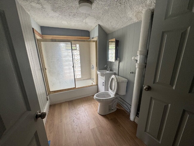 Building Photo - Spacious 3-Bedroom upper unit on Park Ave S – 1200 Sq Ft of Comfort in Minneapolis, Section 8 Wel...