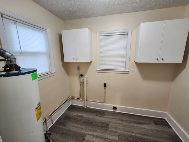 Building Photo - Adorable 2 bedroom with updates and washer/dryer hook-ups