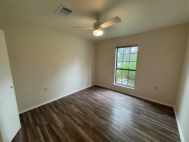 Building Photo - 301 Mesa Dr