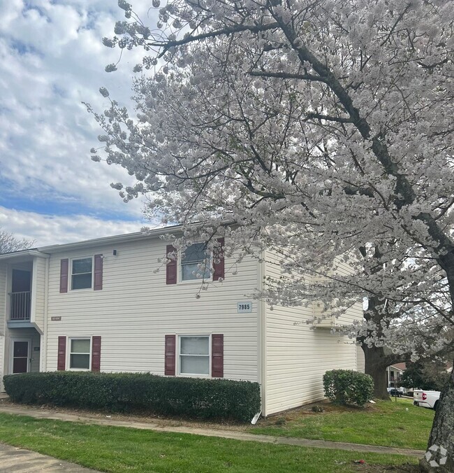 Building Photo - 2 Bedroom/ 1 Bathroom $1150.00