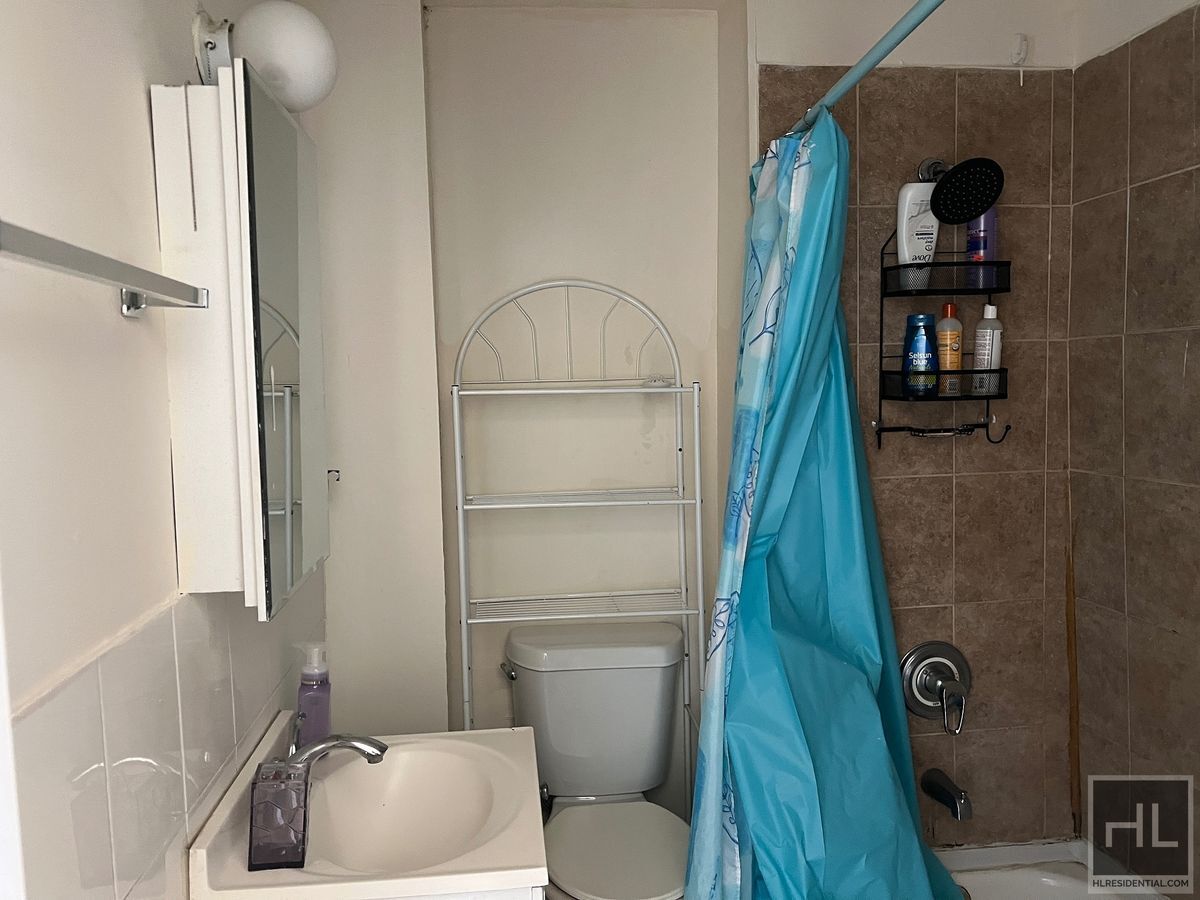 Building Photo - 3BR 1BA Sunny Corner Duplex w/ backyard