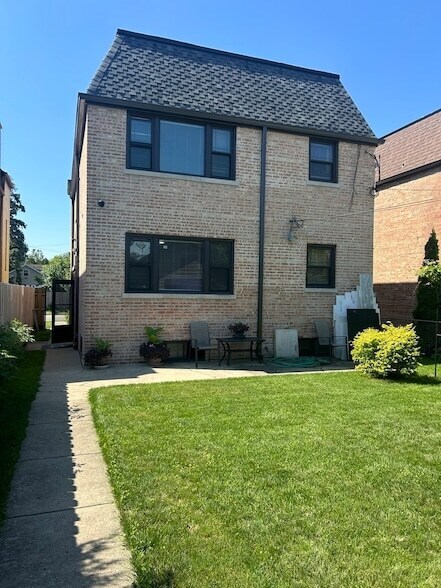Building Photo - 6620 W Devon Ave