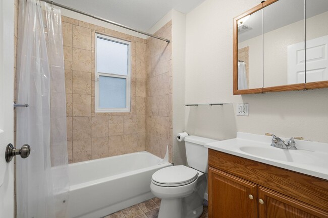 Building Photo - Beautifully Remodeled 2 Bed, 2 Bath Home i...