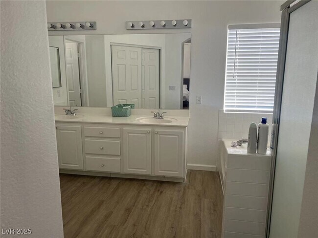 Building Photo - 4570 Sparwood Dr
