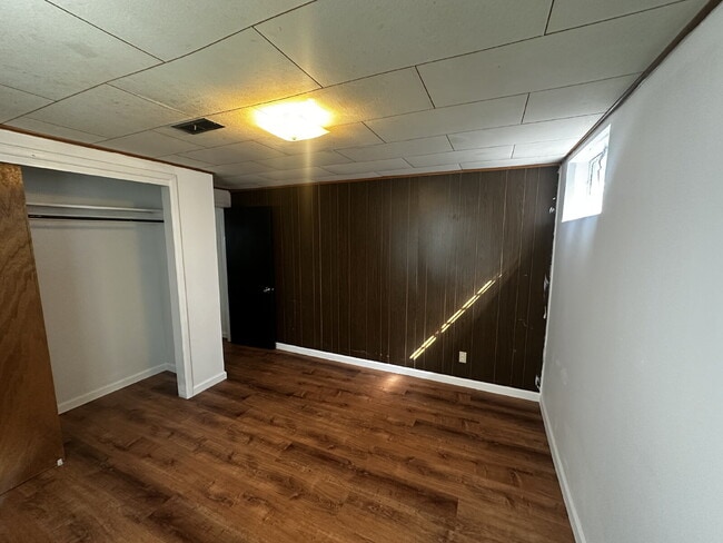 Building Photo - Available Immediately!  Spacious 6-Bedroom Retreat with 2 Full Baths in Charming Denver Locale!