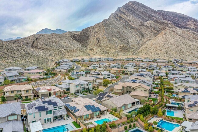 Building Photo - Stunning 5Bed/4.5 Bath home located in a prestigious guard gated community of Reverence in Summerlin