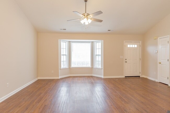 Building Photo - Beautiful 4 bed 2 bath home in Greensboro with fenced yard. Walk to coffee shop and restaurants.