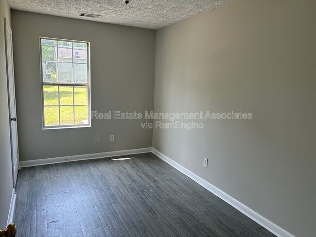 Building Photo - 305 E Quilly St