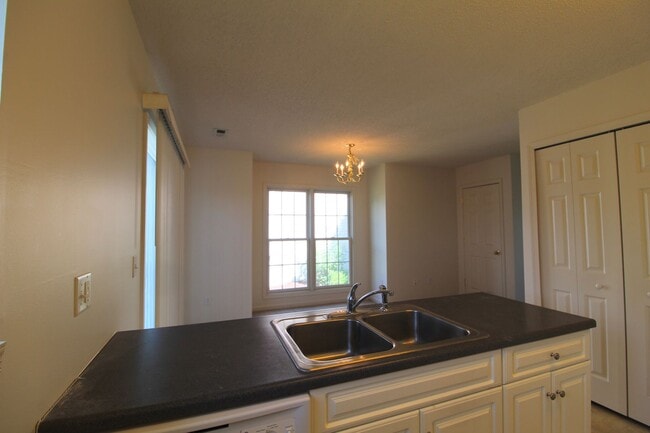 Building Photo - Liberty square end unit townhome for rent!