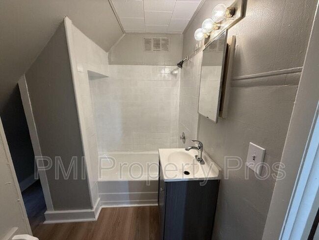 Building Photo - 3806 W Rohr Ave