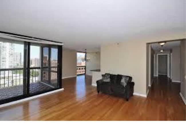 Large living room - 1122 N Clark St