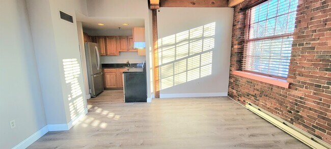 Building Photo - 2 Manchester St