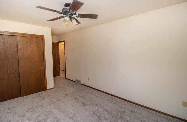 Building Photo - 1055 S Imperial Dr