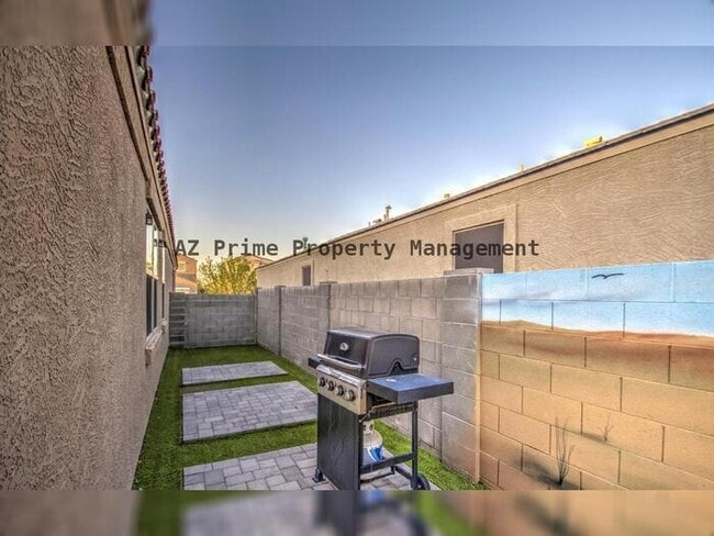 Building Photo - 30945 W Picadilly Rd