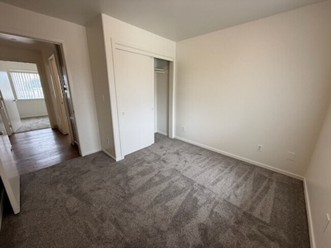 Building Photo - 1 Month Free - Upstairs 2 Bedroom Apartment