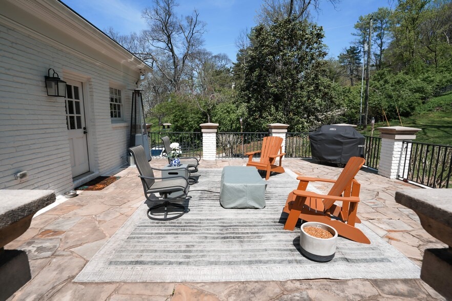 Building Photo - 5360 Hillsboro Pike