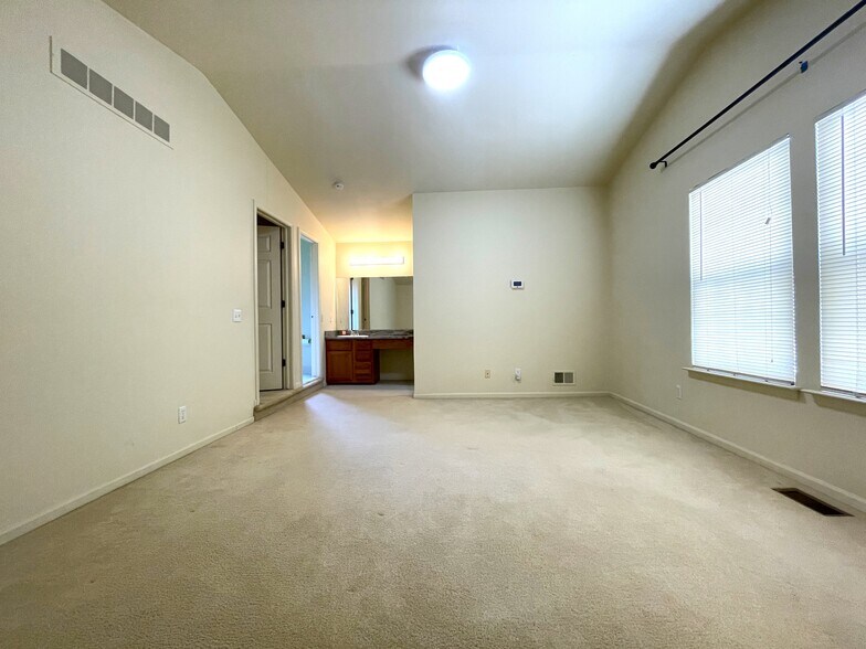 Primary Bedroom - 3048 Turnberry Ln