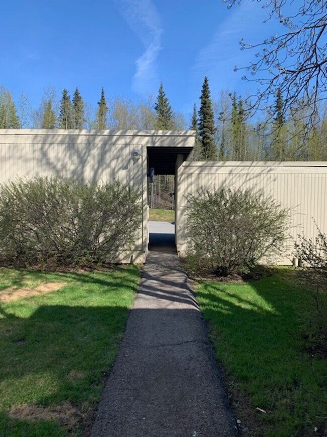 Building Photo - Inviting 2BR Gem with Balcony Views in For...