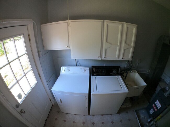 Building Photo - Very Clean Royal Oak Ranch