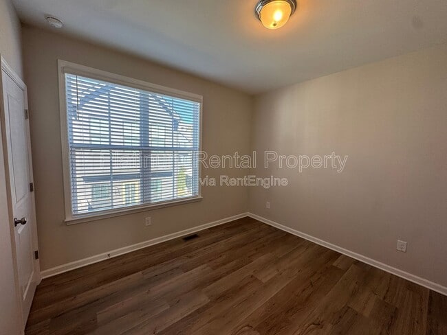 Building Photo - 137 Pacer Pl