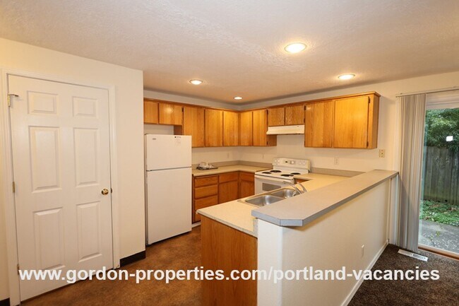 Building Photo - SE 73rd Ave - 3 bedroom townhouse in Mt Scott-Arleta neighborhood