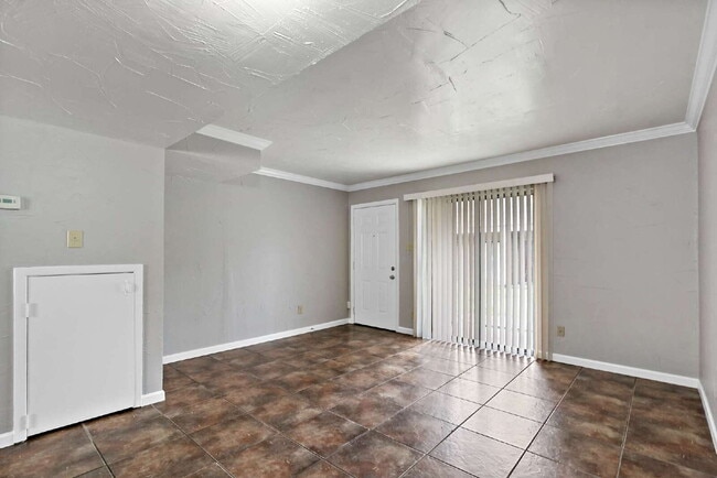 Building Photo - 2 bed, 1 bath townhome at the center of College Station