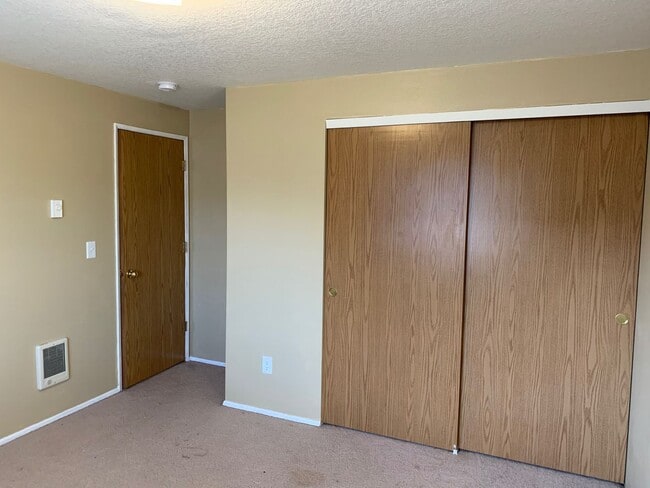 Building Photo - Spacious Home with Large Backyard in Union...