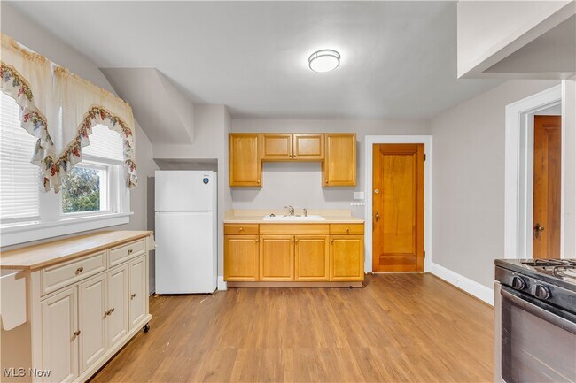 Building Photo - 10007 Parkview Ave