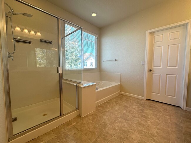 Building Photo - Gorgeous 3 Bed / 2.5 Bath Home in Desirable Rose Garden Community!