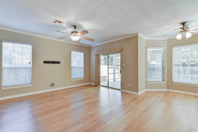 Building Photo - 2919 Crest Park Dr