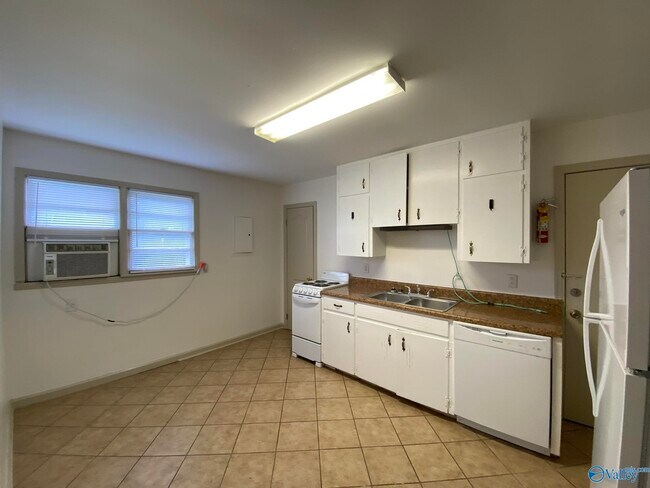 Building Photo - 1512 Oakwood Ave NE