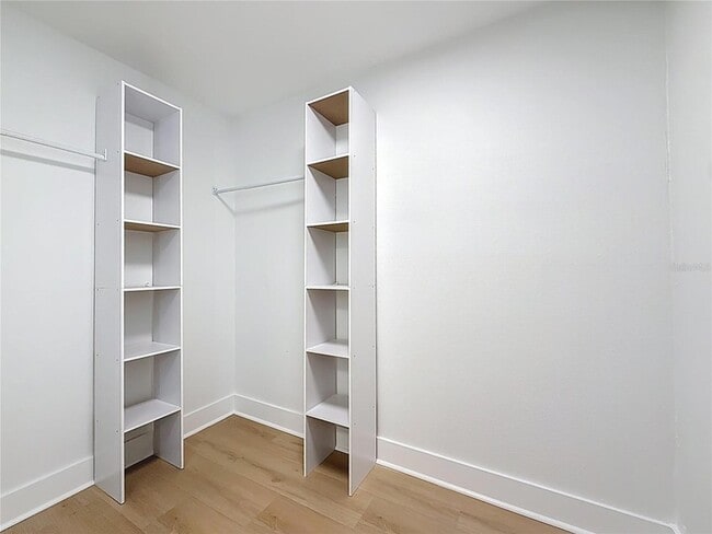 Building Photo - 200 Country Club Dr