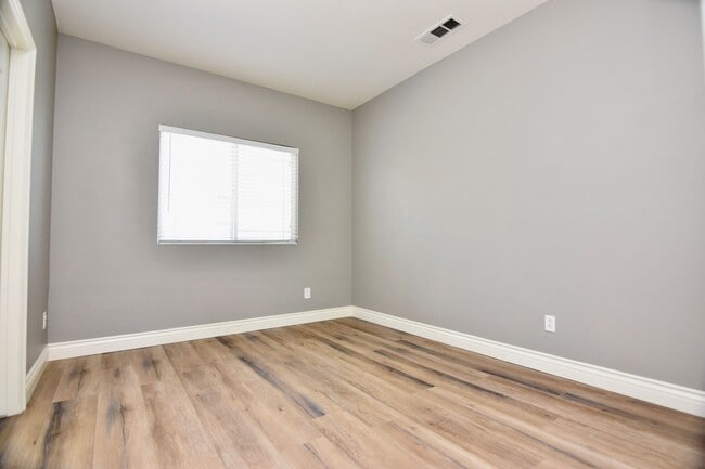 Building Photo - AVAILABLE NOW: 4 Bd/3Ba in Great Oak Schoo...