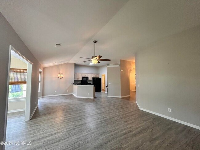 Building Photo - Beautiful brick home in sought-after Sandp...