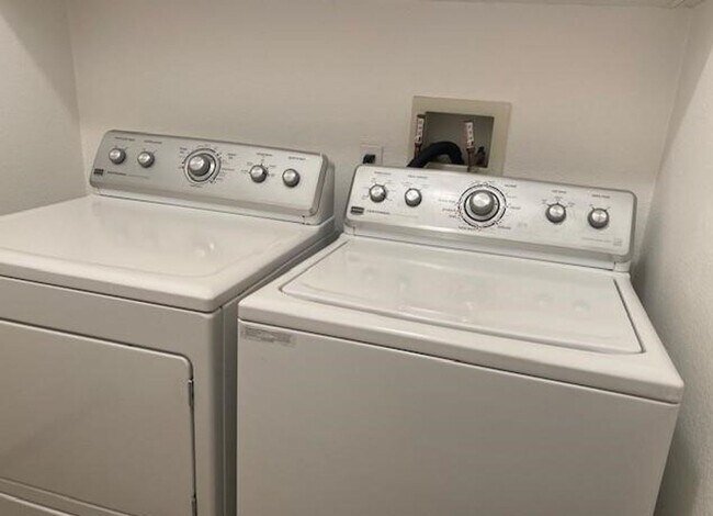 Building Photo - CLEAN ~ TURNKEY ~ SINGLE STORY ~ 4 BEDROOM / 2 BATH