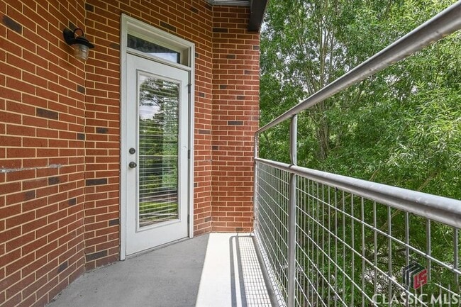 Building Photo - 250 Martha Dr