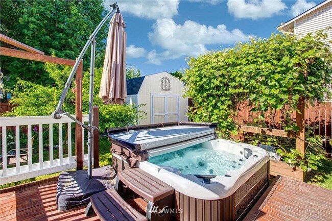 Building Photo - Modern Updated Detail and Designed 3bd 2.5...