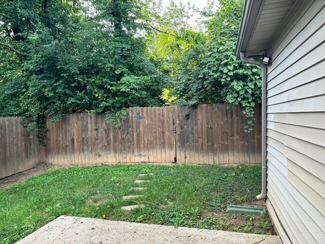 Building Photo - 881 Gerardi Rd