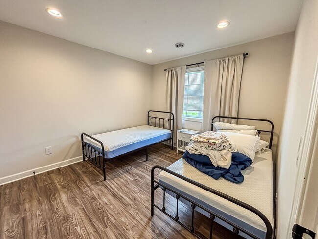Building Photo - 3 Bedroom Town Home