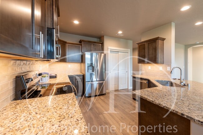 Building Photo - Brand NEW Home!  Overlooking the Golf Course!