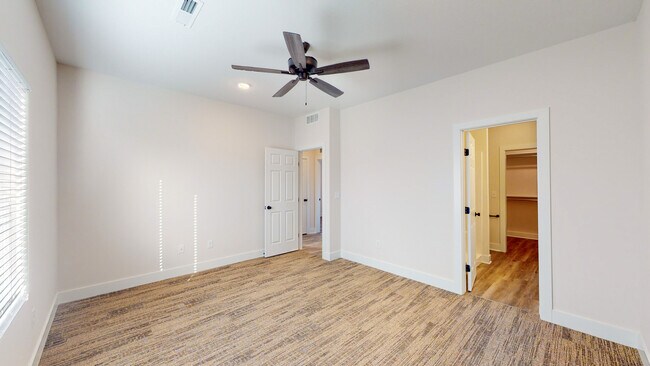 Building Photo - 15650 E 21st Ct N