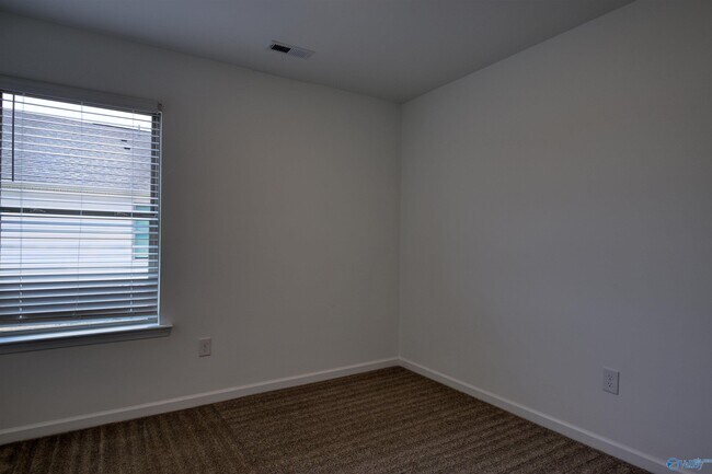 Building Photo - 180 Labrador Ln