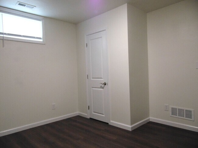 Building Photo - Newly Remodeled 4 Bed 2 Bath Duplex!