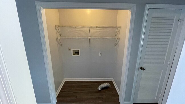 Building Photo - Apartment For Rent