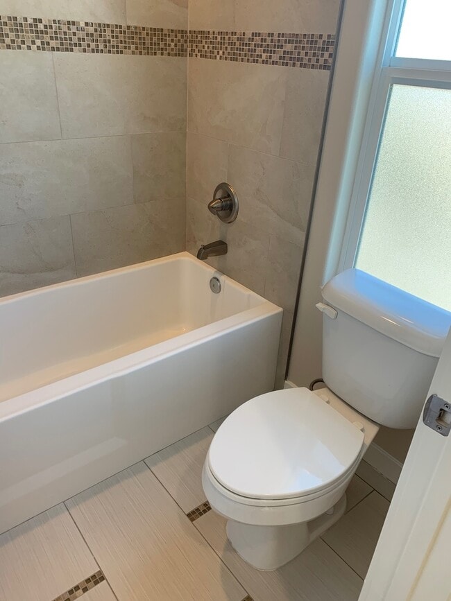 Building Photo - Modern 3 Bed/ 4 Bath, Detached, Private Dr...