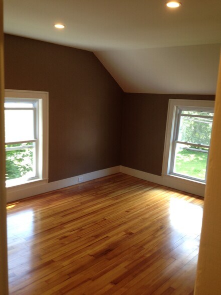 Building Photo - 18 Elm St