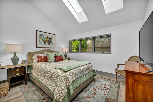 Building Photo - LAKEFRONT LUXURY ON LAKE STANLEY | FULLY FURNISHED + UTILITIES INCLUDED IN GUARDED LAKERIDGE SHORES