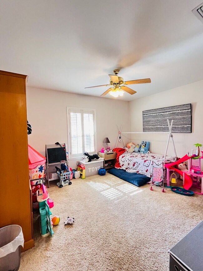 Building Photo - Fabulous 3 Bed/2 Bath with 2 car garage home