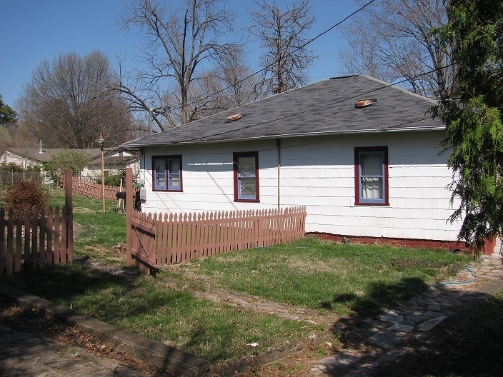 Building Photo - 2911 Montbelle Dr