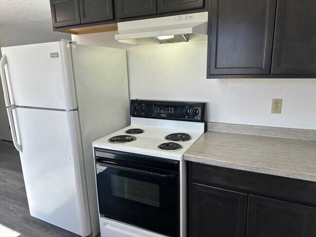 Building Photo - 2 bedroom 1 bath duplex in Springfield!